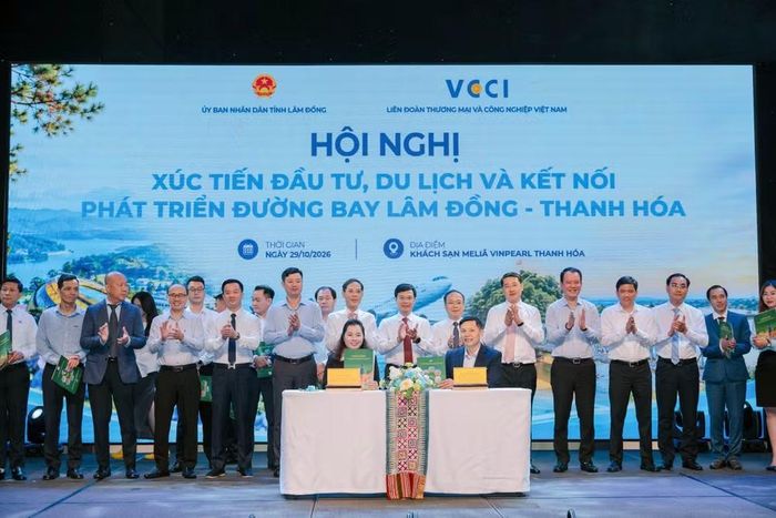 Giám đốc Vietravel chi nhánh Thanh Hóa, bà Trần Thị Nga, đại đơn vị lữ hành tham gia ký kết biên bản ghi nhớ hợp tác với địa phương. (Ảnh: Hà Anh/Vietnam+)