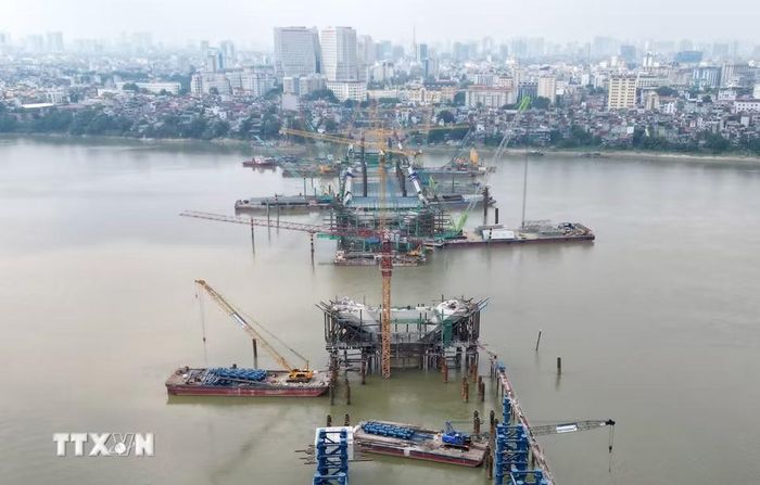 Sau thời gian thi công, công trình hiện đạt tổng sản lượng khoảng 52%. Trong đó, đối với cầu chính, toàn bộ 128 cọc khoan nhồi và 7/7 bệ trụ đã hoàn thành. (Ảnh: Quốc Khánh/TTXVN)