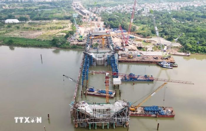 Cầu Trần Hưng Đạo đang được nhà thầu dồn lực thi công liên tục ngày đêm để đảm bảo tiến độ đề ra theo cam kết với chủ đầu tư. (Ảnh: Quốc Khánh/TTXVN)
