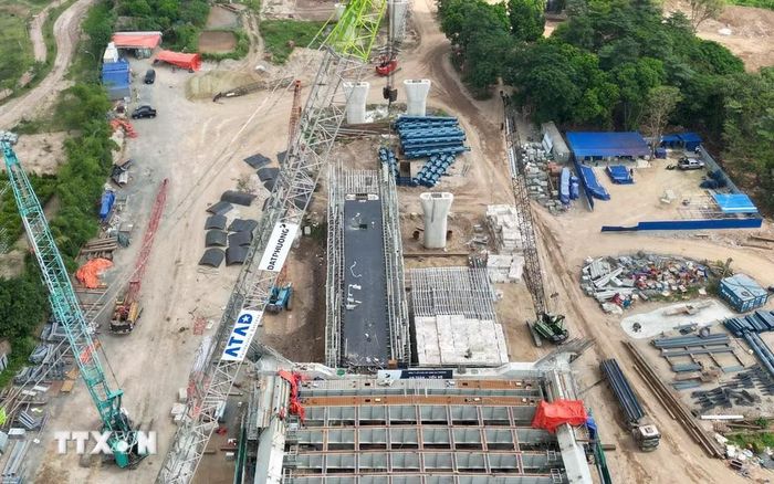 Dự án được kỳ vọng phân bổ lại dòng xe đi lại, giảm áp lực cho cầu Chương Dương, Vĩnh Tuy, Thanh Trì và Long Biên, đồng thời mở thêm không gian phát triển đô thị hai bên sông Hồng. (Ảnh: Quốc Khánh/TTXVN)