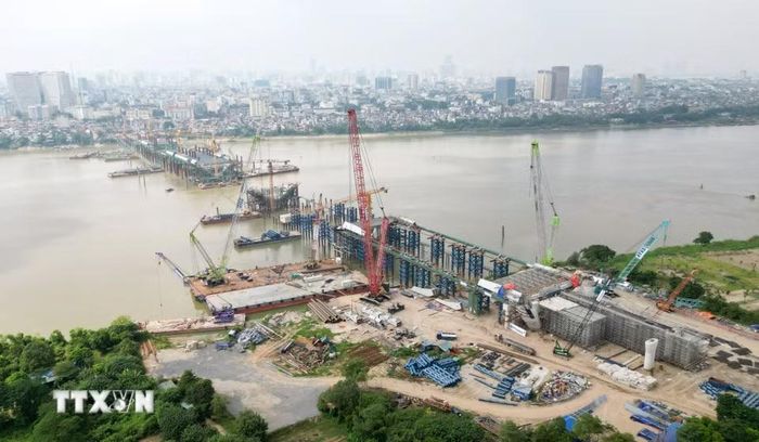 Cầu Trần Hưng Đạo đang được nhà thầu dồn lực thi công liên tục ngày đêm để đảm bảo tiến độ đề ra theo cam kết với chủ đầu tư. (Ảnh: Quốc Khánh/TTXVN)