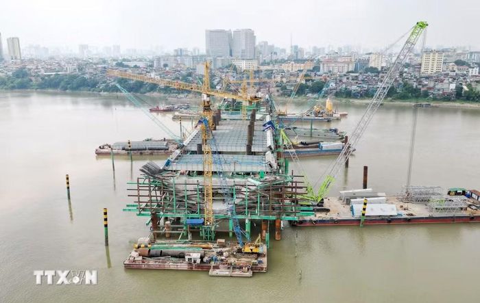Cầu chính vượt sông Hồng dài 870m, gồm 6 nhịp, mỗi nhịp dài 145m dần hình thành. (Ảnh: Quốc Khánh/TTXVN)