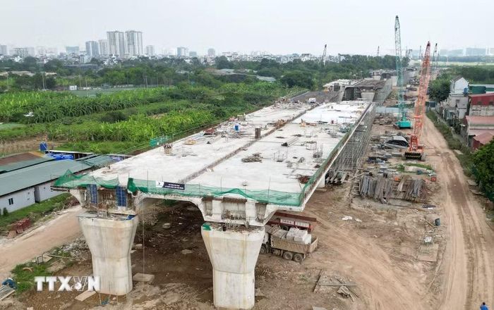 Các nhịp cầu dẫn phía Long Biên cũng đã thành hình sau 1 năm công trình khởi công. (Ảnh: Quốc Khánh/TTXVN)
