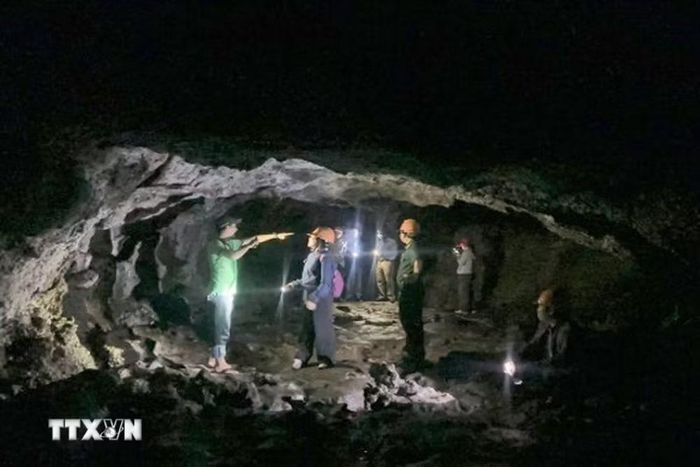 Ngành chức năng tỉnh Lâm Đồng khảo sát Hang A1 thuộc hệ thống hang động núi lửa Krông Nô, Công viên Địa chất toàn cầu UNESCO Đắk Nông. (Ảnh: TTXVN phát)