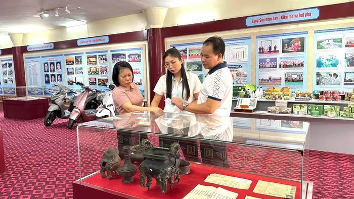 Thông qua hệ thống hình ảnh, tư liệu và hiện vật, hoạt động trưng bày, công chúng có cơ hội nhìn lại chặng đường 195 năm hình thành và phát triển của tỉnh Lạng Sơn. (Ảnh: Bảo tàng tỉnh Lạng Sơn)