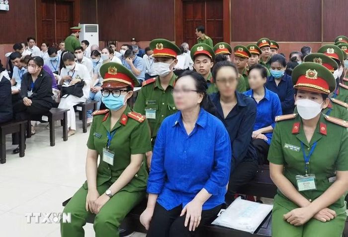Bị cáo Trương Mỹ Lan cùng các đồng phạm tại phiên tòa ngày 25/3/2025. (Ảnh: Hồng Giang/TTXVN)