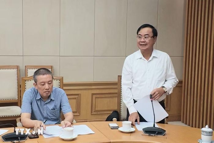 Thứ trưởng Bộ Nông nghiệp và Môi trường Võ Văn Hưng báo cáo. (Ảnh: Lâm Khánh/TTXVN)
