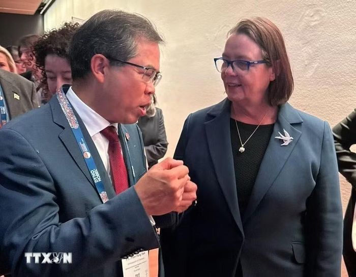 Đại sứ Phạm Hùng Tâm trao đổi với Bộ trưởng Tài nguyên Australia Madeleine King. (Ảnh: Diệu Linh/TTXVN)