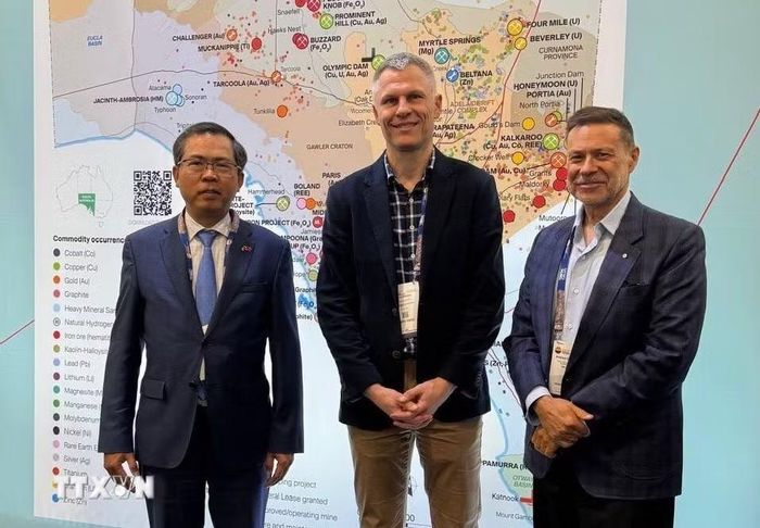 Đại sứ Phạm Hùng Tâm gặp gỡ với lãnh đạo Tập đoàn Australian Rare Earths. (Ảnh: Diệu Linh/TTXVN)
