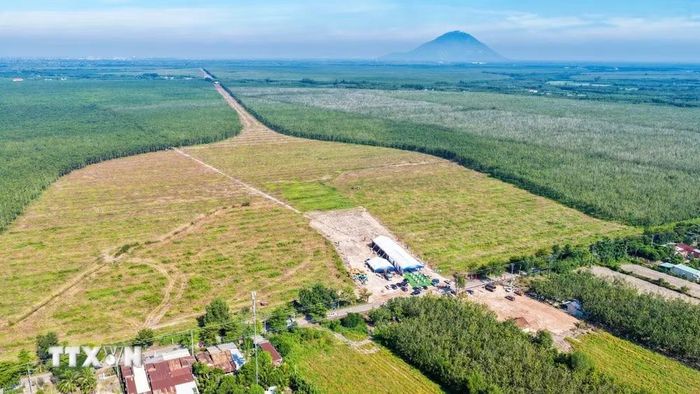 Dự án đường cao tốc Gò Dầu-Xa Mát (giai đoạn 1) đã được giải tỏa, bàn giao mặt bằng thi công đoạn qua xã Thạnh Đức, tỉnh Tây Ninh. (Ảnh: Thanh Tân/TTXVN)