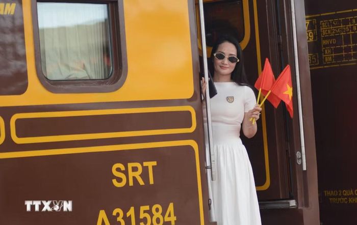 Các hành khách trên Đoàn tàu du lịch đến ga Huế. (Ảnh: Văn Dũng/TTXVN)