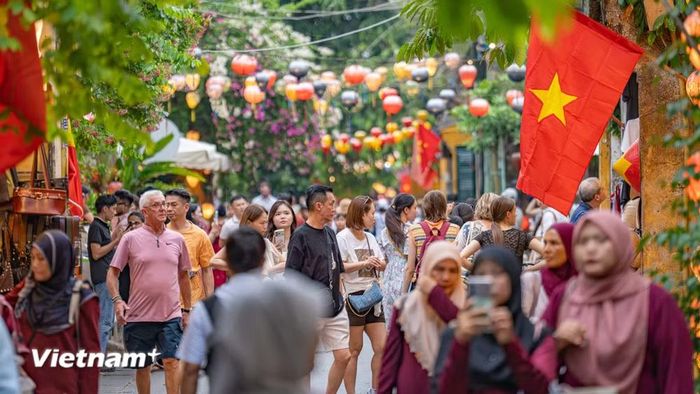Một góc phố cổ Hội An lúc cao điểm khách du lịch. (Ảnh: PV/Vietnam+)