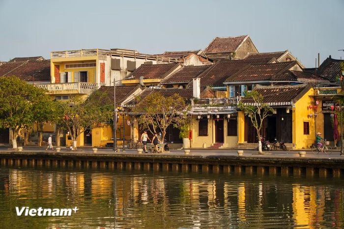 Một góc phố cổ buổi sớm bình mình. (Ảnh: Thanh Phong/Vietnam+)