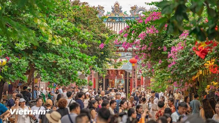 Một góc phố cổ Hội An mùa cao điểm khách du lịch. (Ảnh: PV/Vietnam+)