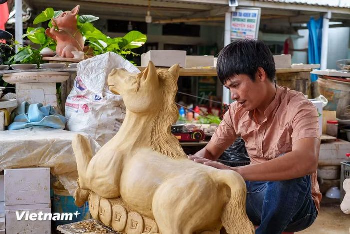 Làng gốm Thanh Hà thu hút du khách nhờ không gian trải nghiệm thực tế. (Ảnh: Thanh Phong/Vietnam+)