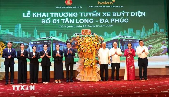 Các đơn vị tặng hoa khai trương. (Ảnh: Vũ Hoàng Giang/TTXVN)