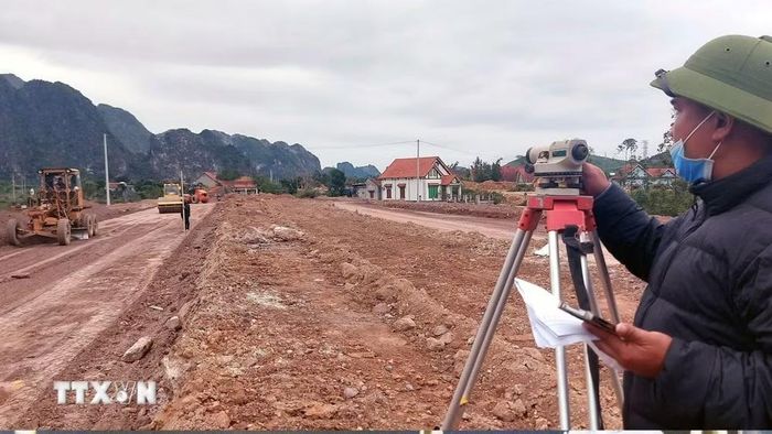 Công trường thi công dự án đường giao thông ở Quảng Ninh. (Ảnh: Văn Đức/TTXVN)