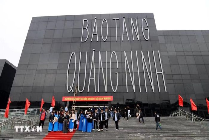 Du khách chụp ảnh lưu niệm tại Bảo tàng Quảng Ninh. (Ảnh: Đức Hiếu/TTXVN)