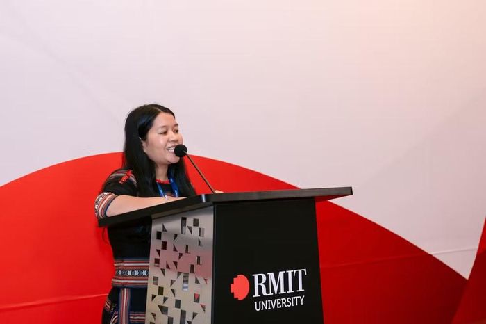Y Bdáo phát biểu tại lễ nhận học bổng. (Ảnh: Trường Đại học RMIT)