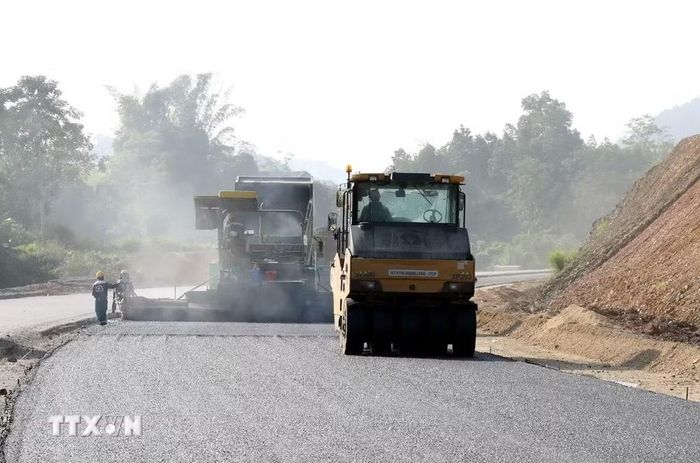 Thi công cao tốc Đồng Đăng-Trà Lĩnh. (Ảnh: Văn Đạt/TTXVN)