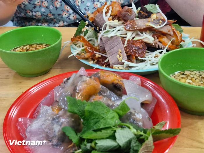 Món nộm, bánh bột lọc trên đường Đinh Tiên Hoàng. (Ảnh: Minh Phương/Vietnam+)