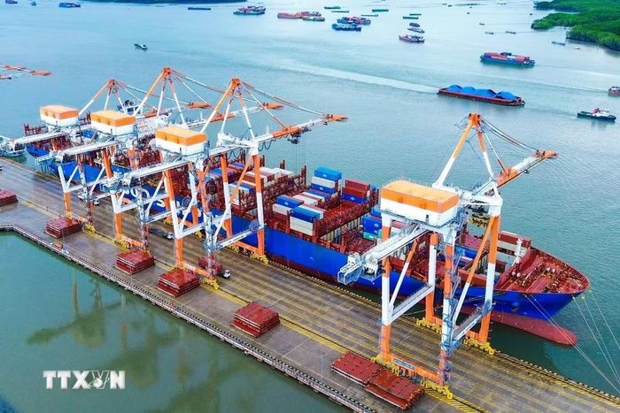 Tàu CSCL BOHAI SEA khai thác trên tuyến dịch vụ AAC cập cảng TCTT. (Ảnh: TTXVN phát)