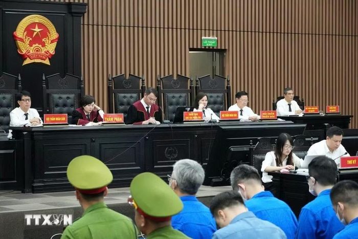 Hội đồng xét xử điều hành phiên tòa. (Ảnh: Kim Anh/TTXVN)