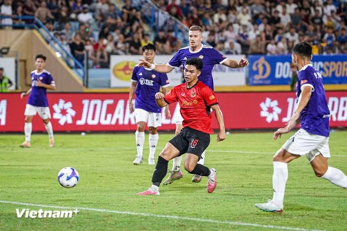 Ninh Bình là đội sở hữu cơ hội nguy hiểm đầu tiên khi Nguyễn Lê Phát có pha xâm nhập vòng cấm, tuy nhiên pha dứt điểm của cầu thủ trẻ bên phía đội khách lại không chiến thắng được thủ môn Quan Văn Chuẩn. (Ảnh: Việt Anh/Vietnam+)