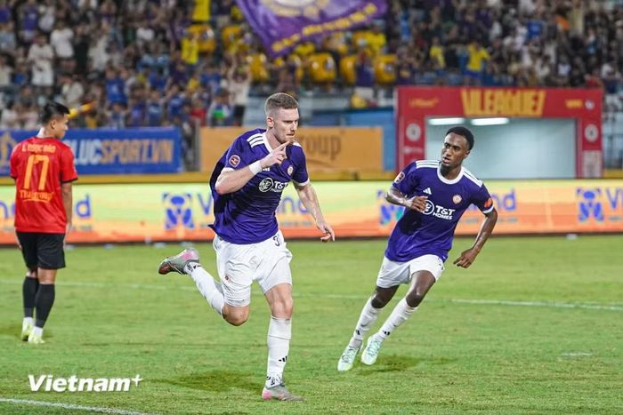 Phút thứ 64, đội chủ nhà có được bàn gỡ hòa 1-1 sau pha dứt điểm tung nóc lưới của tiền vệ Sade Iuval (giữa). (Ảnh: Việt Anh/Vietnam+)