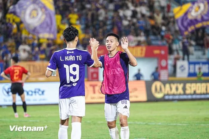 Chung cuộc, Hà Nội FC có màn ngược dòng giành chiến thắng 2-1 trước Ninh Bình, qua đó tạm vươn lên vị trí thứ 7 trên bảng xếp hạng với 9 điểm. (Ảnh: Việt Anh/Vietnam+)