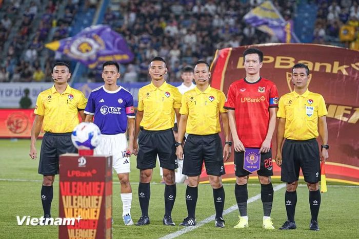 Chủ nhà Hà Nội FC (áo tím) tiếp đón đội khách Ninh Bình trên sân nhà Hàng Đẫy ở trận cầu tâm điểm của vòng 6 V-League 2026/27. (Ảnh: Việt Anh/Vietnam+)
