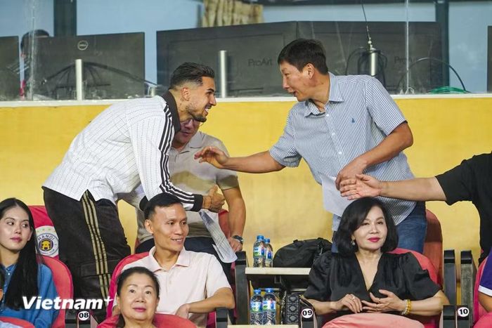 Huấn luyện viên trưởng đội tuyển Việt Nam, ông Kim Sang-sik (phải) hỏi thăm tình trạng sức khỏe của tiền đạo nhập tịch Đỗ Hoàng Hên (áo trắng, trái) - cầu thủ không thể ra sân thi đấu cho Hà Nội FC do chưa hồi phục chấn thương. (Ảnh: Việt Anh/Vietnam+)
