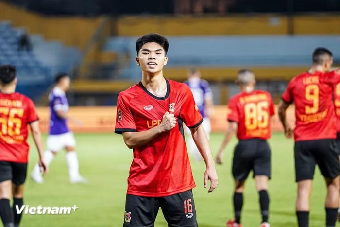 Đến phút thứ 16, Lê Phát tung cú sút chân trái quyết đoán mở tỷ số cho Ninh Bình, giúp đội khách có lợi thế dẫn trước 1-0 sau hiệp một. (Ảnh: Việt Anh/Vietnam+)