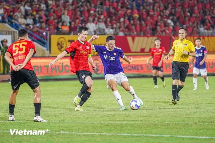 Đến thời gian thi đấu bù giờ, tiền đạo vào sân thay người là Faurand Aymeric bất ngờ tung ra cú sút xa, bóng găm thẳng vào lưới bất chấp nỗ lực bay người của Đặng Văn Lâm. (Ảnh: Việt Anh/Vietnam+)