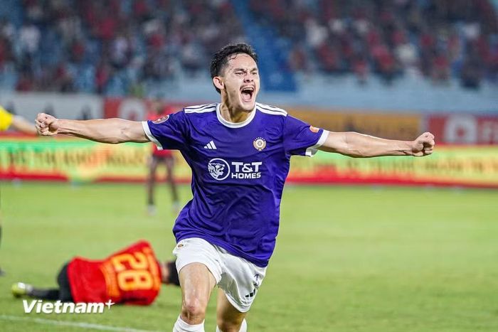 Tiền đạo Faurand Aymeric ăn mừng cuồng nhiệt sau khi lập siêu phẩm giúp Hà Nội FC ngược dòng giành chiến thắng 2-1 trước đội khách Ninh Bình ở vòng 6 V-League 2026/27. (Ảnh: Việt Anh/Vietnam+)