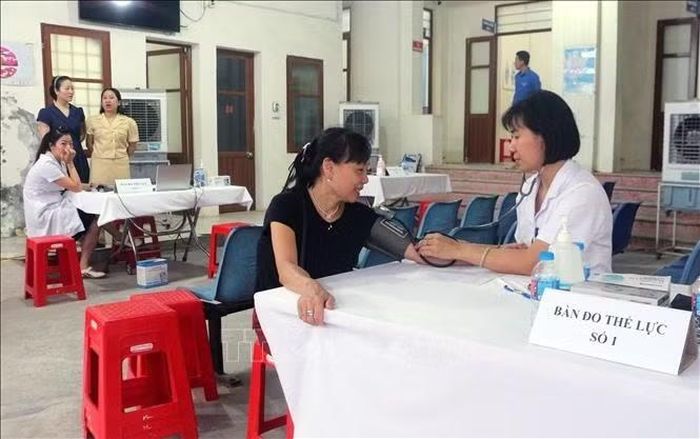 Khám sàng lọc miễn phí cho đối tượng thuộc nhóm 2 tại phường Phủ Lý.