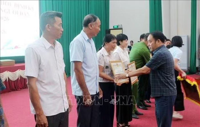 Chủ tịch UBND xã Tân Thanh khen thưởng tập thể, cá nhân có thành tích xuất sắc trong công tác khám sức khỏe định kỳ, khám sàng lọc miễn phí năm 2026 cho người dân.
