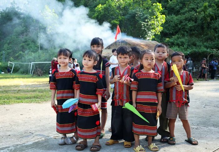 Vẻ đẹp hồn nhiên, ngây thơ của những em nhỏ người đồng bào M'Nông ở thôn Tăk Xoai, xã Trà Leng (Đà Nẵng) trong bộ trang phục truyền thống.