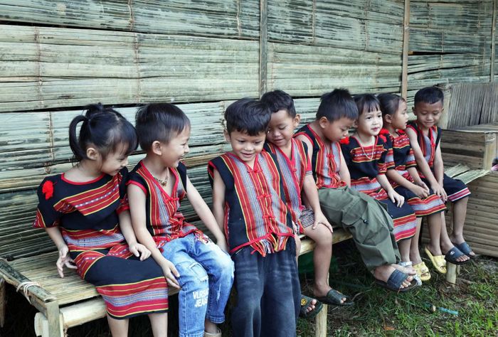 Vẻ đẹp hồn nhiên, ngây thơ của những em nhỏ người đồng bào M'Nông ở thôn Tăk Xoai, xã Trà Leng (Đà Nẵng) trong bộ trang phục truyền thống.