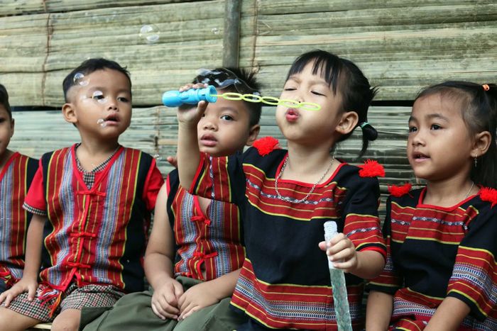 Nét hồn nhiên, tinh nghịch của những em nhỏ người đồng bào M'Nông ở thôn Tăk Xoai, xã Trà Leng (Đà Nẵng) trong bộ trang phục truyền thống.