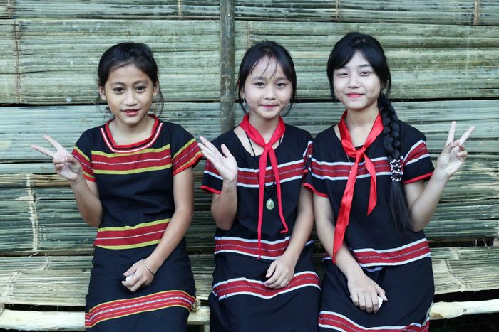 Nét đẹp hồn nhiên, trong trẻo của các bé gái người đồng bào M'Nông ở xã Trà Leng (Đà Nẵng) trong bộ trang phục truyền thống.
