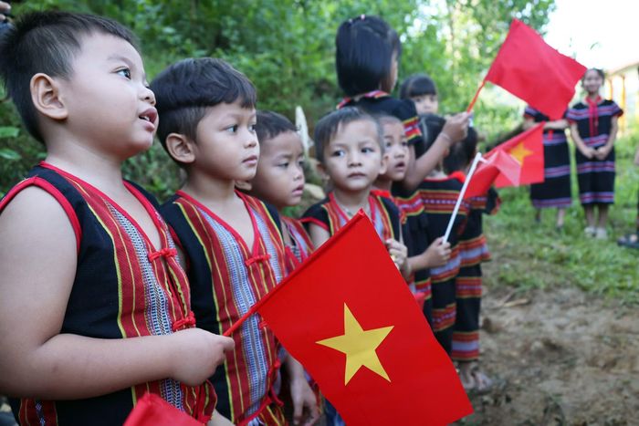 Các em nhỏ chính là một phần văn hóa, kết nối từ quá khứ đến hiện tại và tương lai ở các bản làng giữa đại ngàn Trường Sơn hùng vĩ.