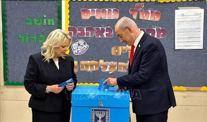 Thủ tướng Israel Benjamin Netanyahu (phải) bỏ phiếu tại một điểm bầu cử Quốc hội ở Jerusalem ngày 27/10/2026. Ảnh: THX/TTXVN phát