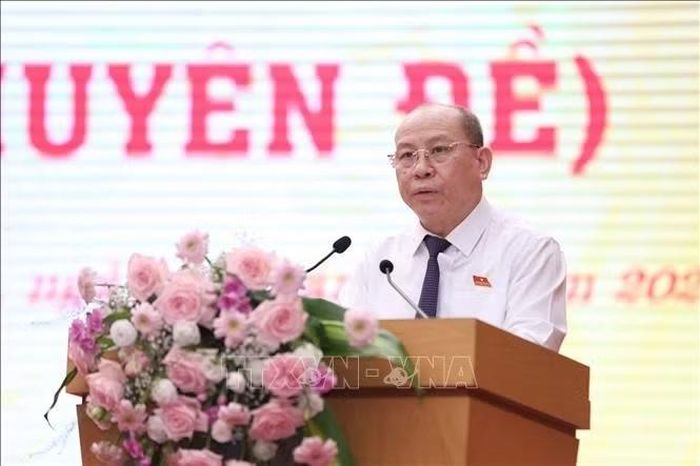 Chủ tịch HĐND tỉnh Phú Thọ Bùi Đức Hinh phát biểu tại Kỳ họp.