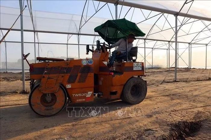 Thi công Khu trồng rau công nghệ cao trong Khu tăng gia sản xuất tập trung do Mặt trận Tổ quốc Việt Nam Thành phố Hồ Chí Minh vận động làm tặng cho cán bộ, chiến sĩ đơn vị trực thuộc Vùng Cảnh sát biển 3. Ảnh: Đoàn Mạnh Dương/TTXVN