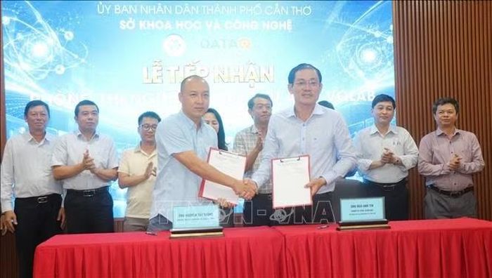 Đại diện Sở Khoa học và Công nghệ và đơn vị tài trợ ký kết tiếp nhận Phòng thí nghiệm Lượng tử ảo - VQLab.
