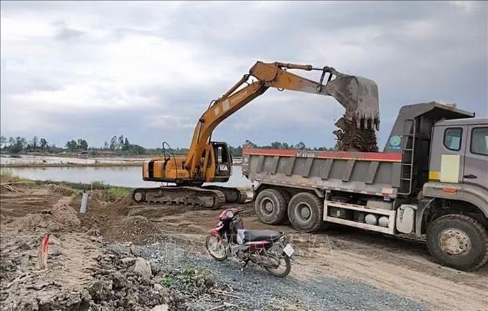 Thi công dự án đầu tư xây dựng đường Hồ Chí Minh, đoạn Rạch Sỏi - Bến Nhất, Gò Quao - Vĩnh Thuận trên địa bàn tỉnh An Giang. Ảnh: TTXVN phát