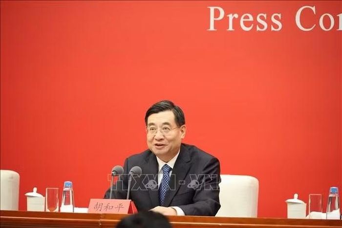 Phó Trưởng ban Tuyên truyền Trung ương Trung Quốc Hồ Hòa Bình tại cuộc họp báo. Ảnh: Quang Hưng/PV TTXVN tại Trung Quốc