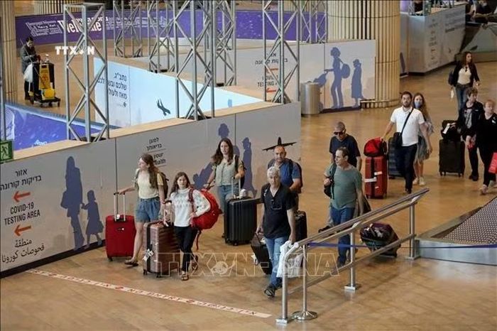 Hành khách tại sân bay Ben Gurion, Israel. Ảnh tư liệu: AFP/TTXVN