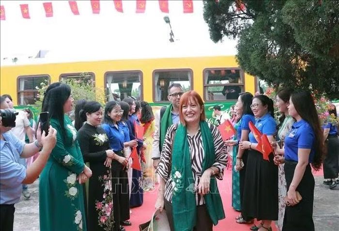 Đoàn Phu nhân, Phu quân các Đại sứ, Trưởng các cơ quan đại diện nước ngoài tại Việt Nam cùng khách du lịch tham quan tới ga Lưu Xá.